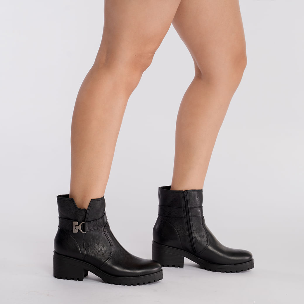 Vista lateral do coturno Bottero feminino preto com solado tratorado e detalhes em costura